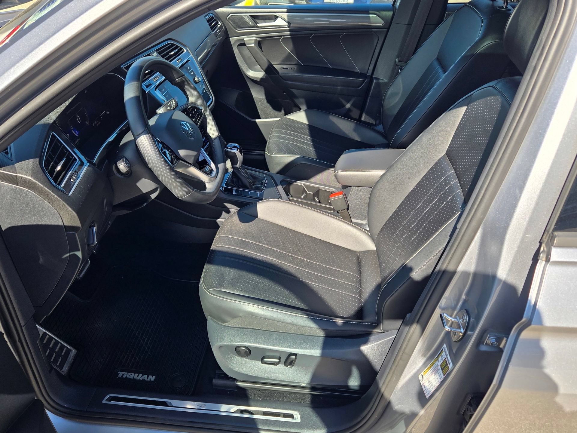 Used 2024 Volkswagen Tiguan SE R-Line w/ MDO Package, Three-Row FWD image 32
