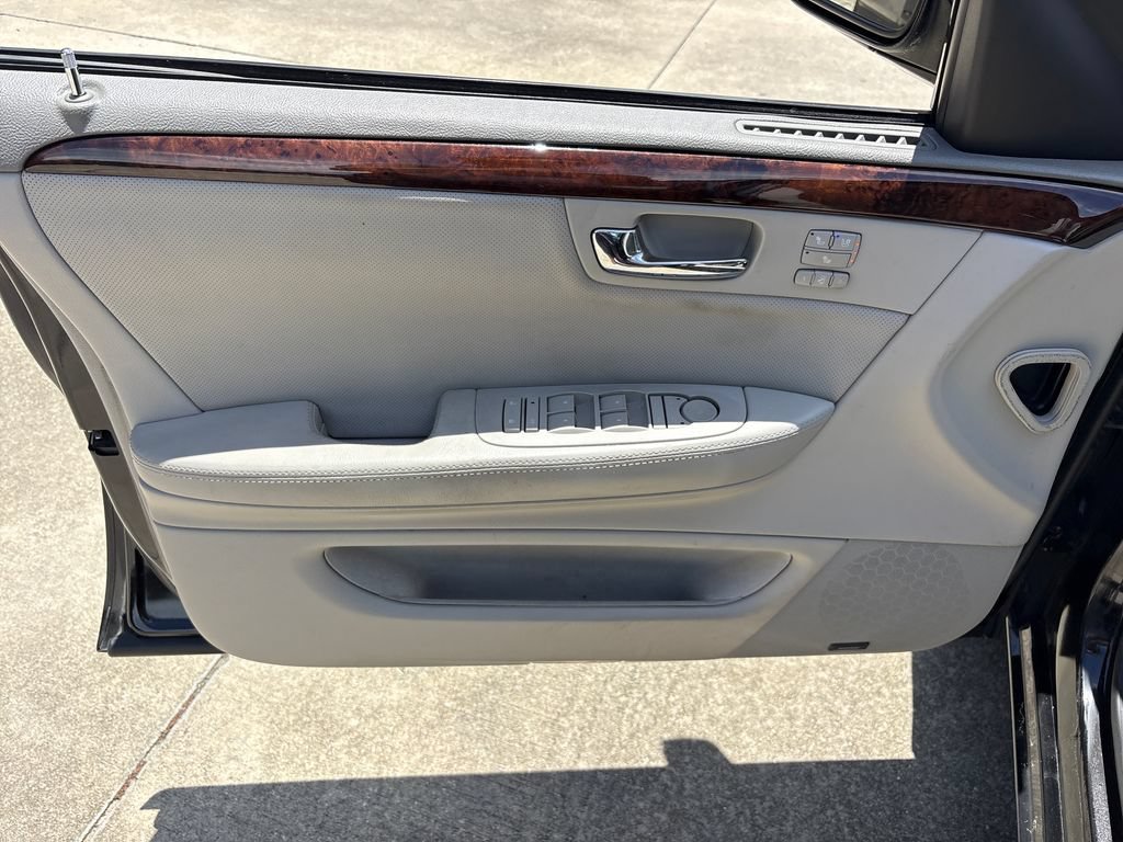 Used 2011 Cadillac DTS Premium w/ Driver Awareness Package FWD image 18