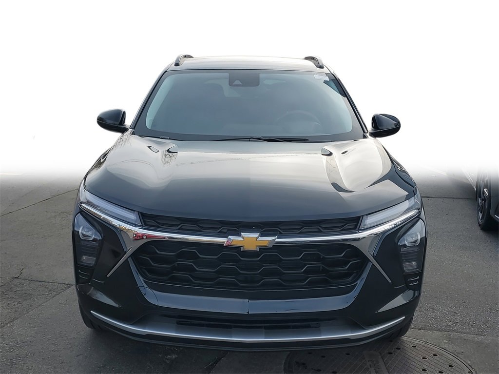 Used 2025 Chevrolet Trax LT image 2