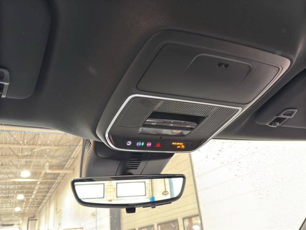 Used 2025 Chevrolet Traverse RS image 37