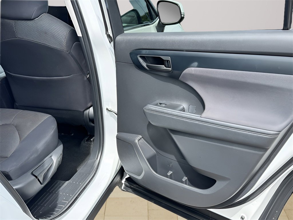 Used 2024 Toyota Highlander LE image 27
