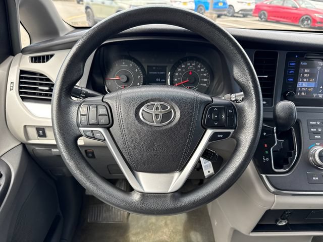 Used 2015 Toyota Sienna LE FWD image 21