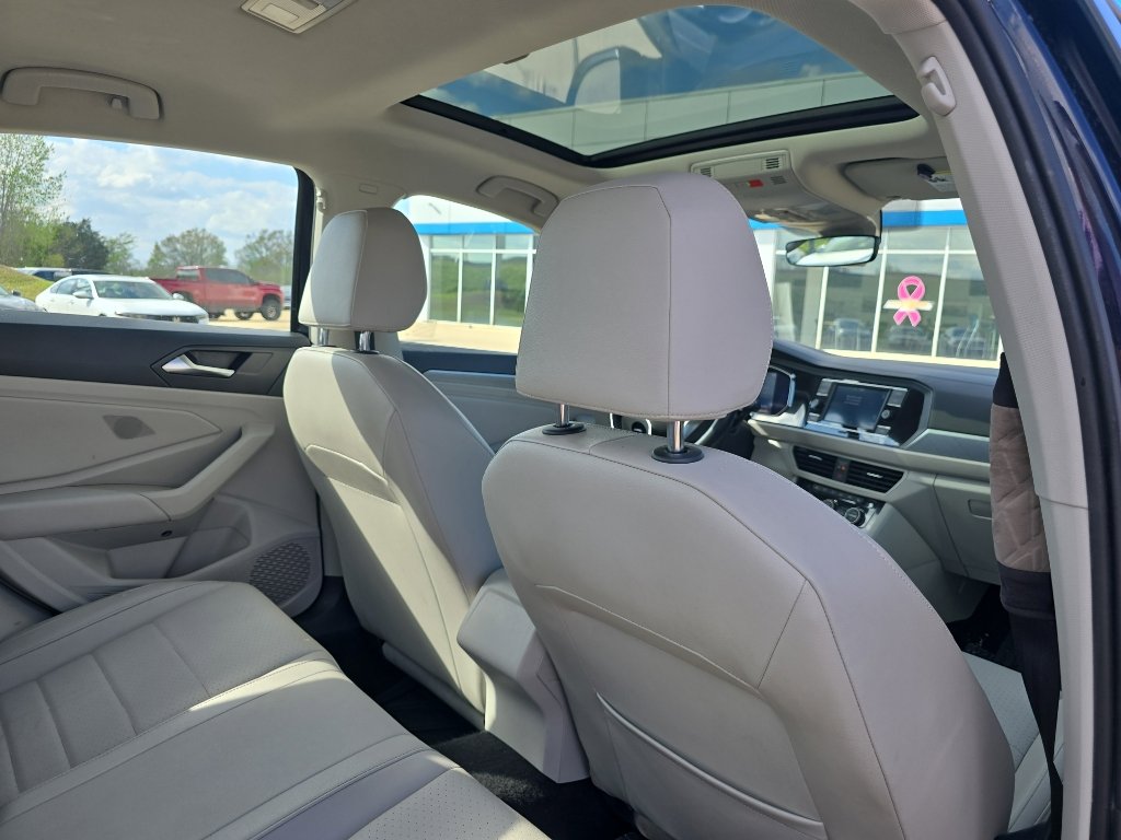 Used 2023 Volkswagen Jetta SE w/ Panoramic Sunroof Package image 16