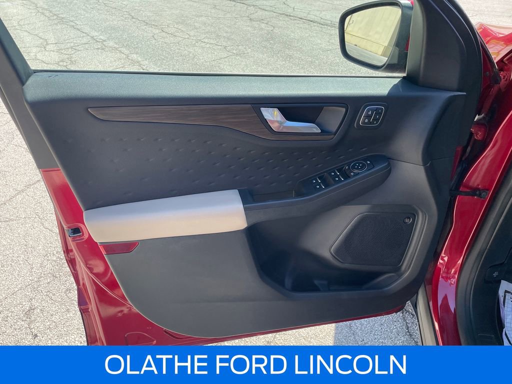 Used 2020 Ford Escape Titanium w/ Titanium Premium Package 2.0 image 11