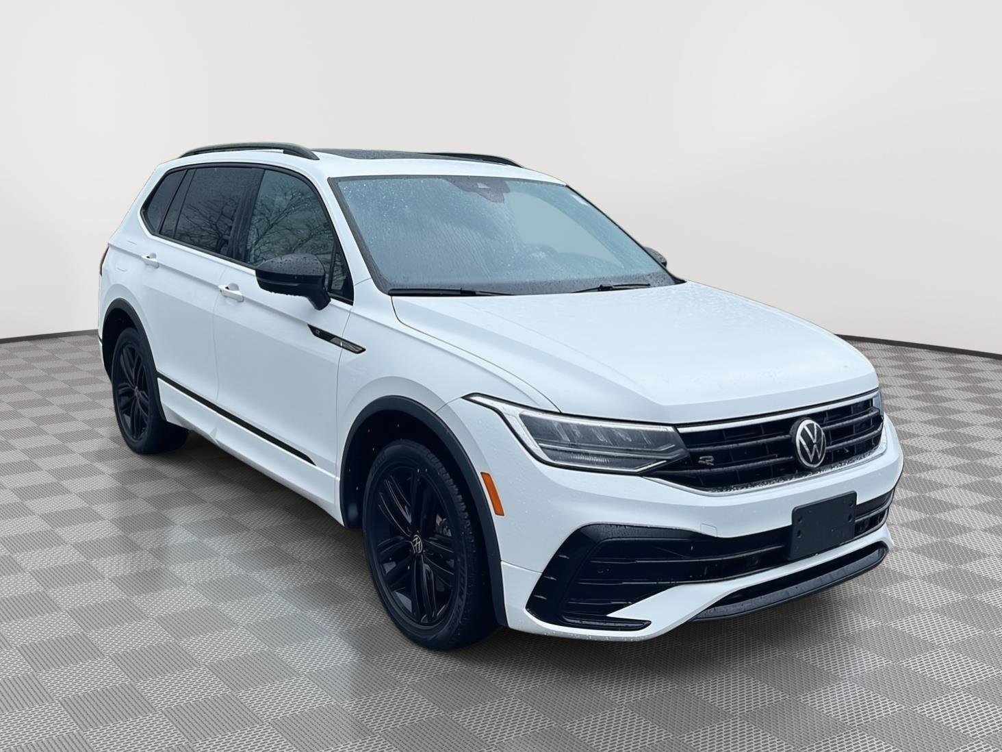 Used 2022 Volkswagen Tiguan SE R-Line AWD/4WD image 3