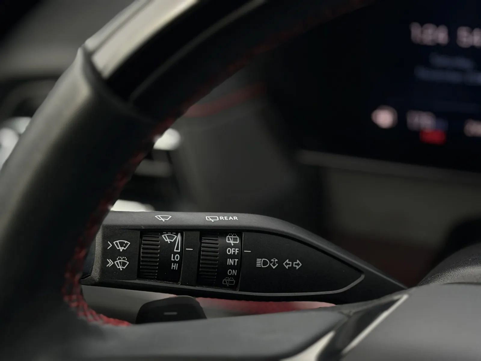 Used 2024 Chevrolet Traverse RS image 33