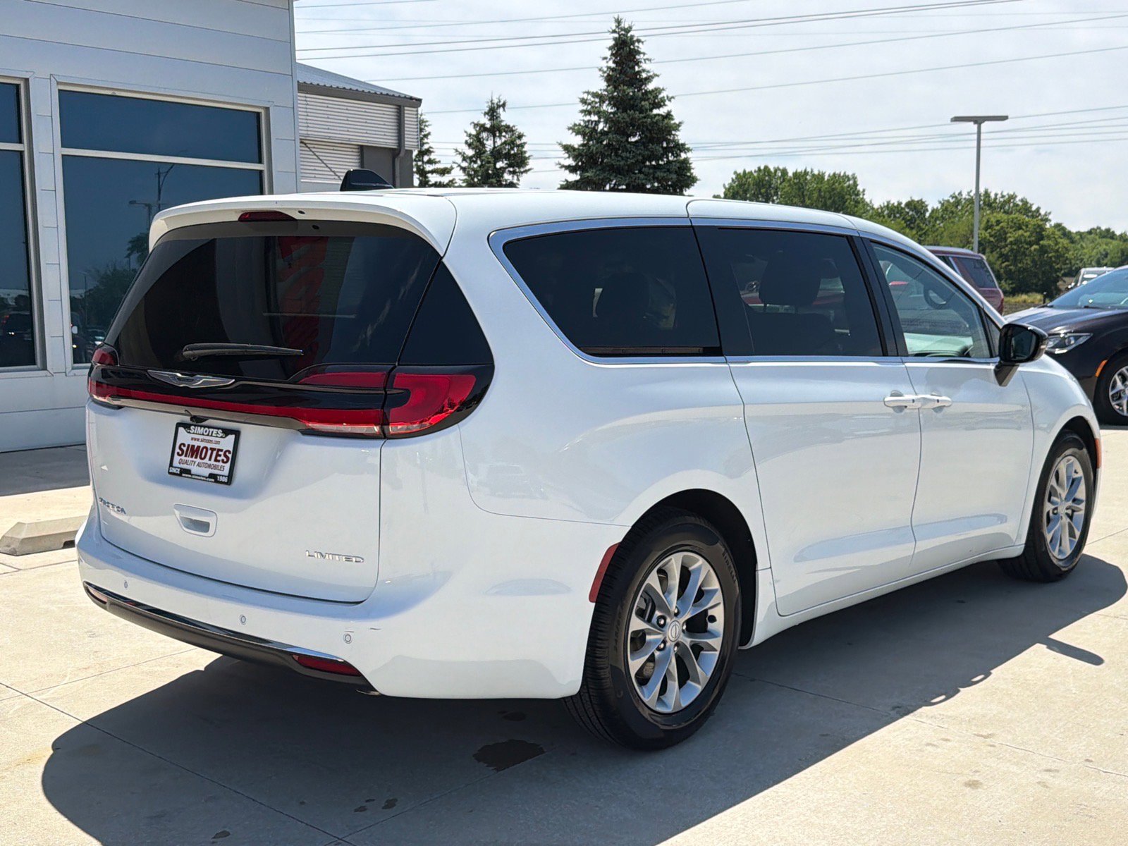 Used 2026 Chrysler Pacifica Limited FWD image 8