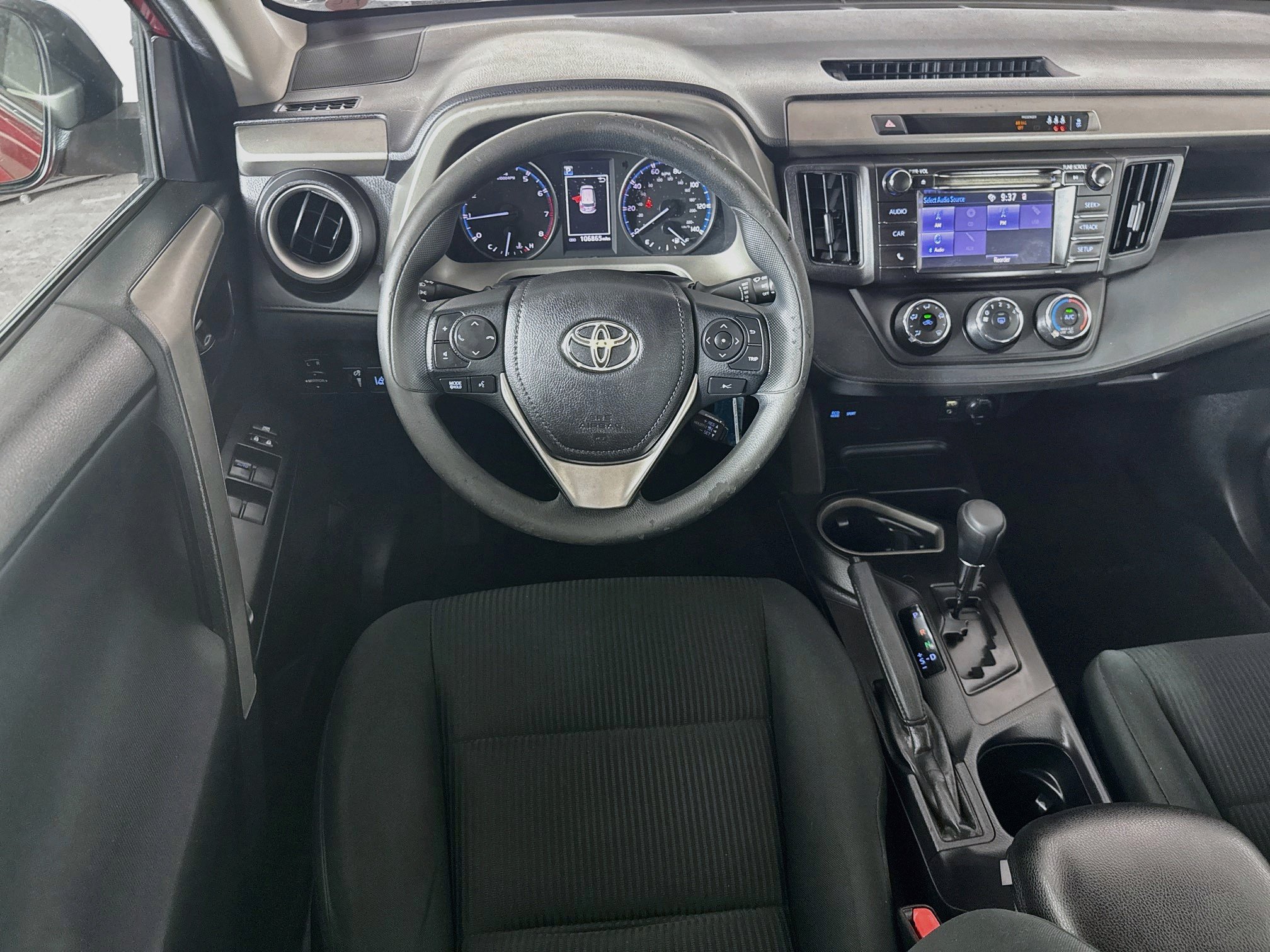 Used 2018 Toyota RAV4 LE FWD image 25