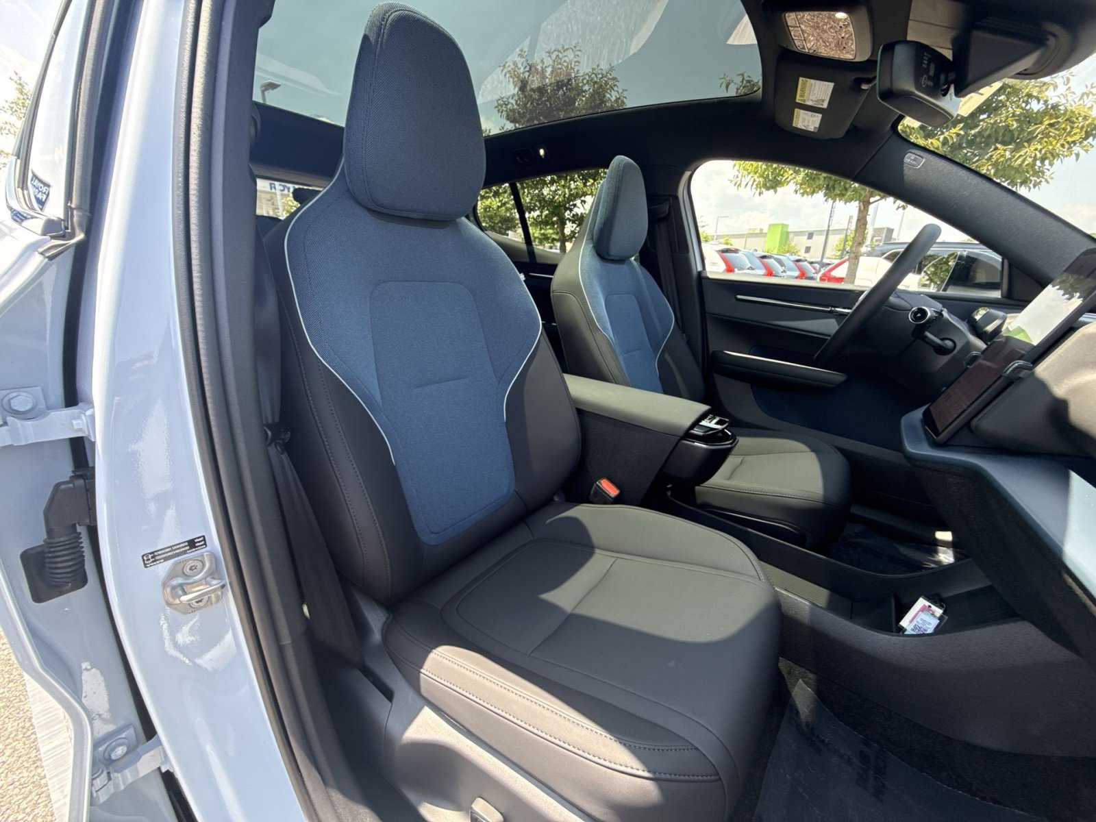 New 2025 Volvo EX30 Ultra w/ Protection Package Premier AWD/4WD image 36