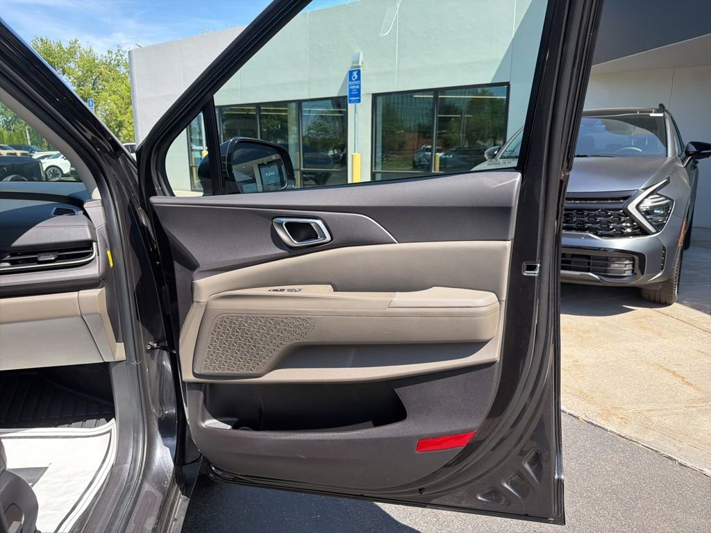 Used 2025 Kia Carnival EX FWD image 13