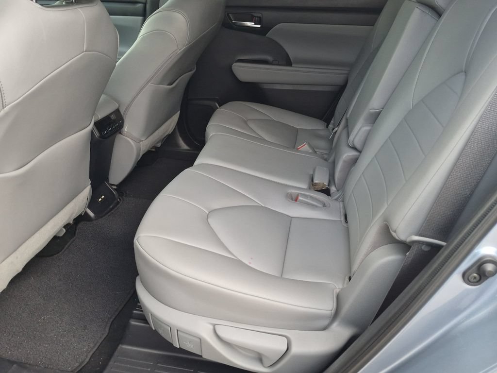Used 2020 Toyota Highlander XLE FWD image 12