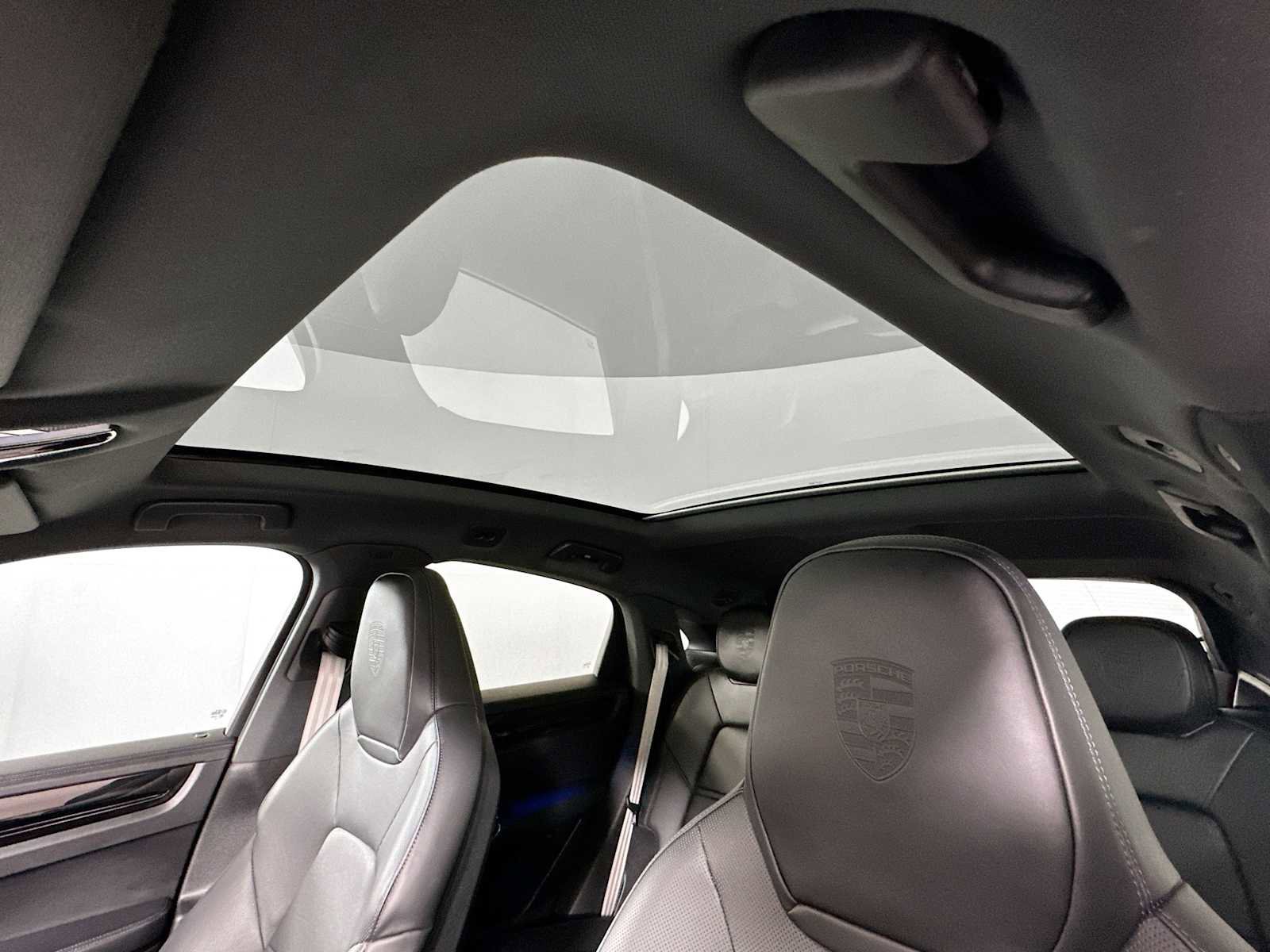 Certified 2022 Porsche Cayenne Platinum Edition image 22