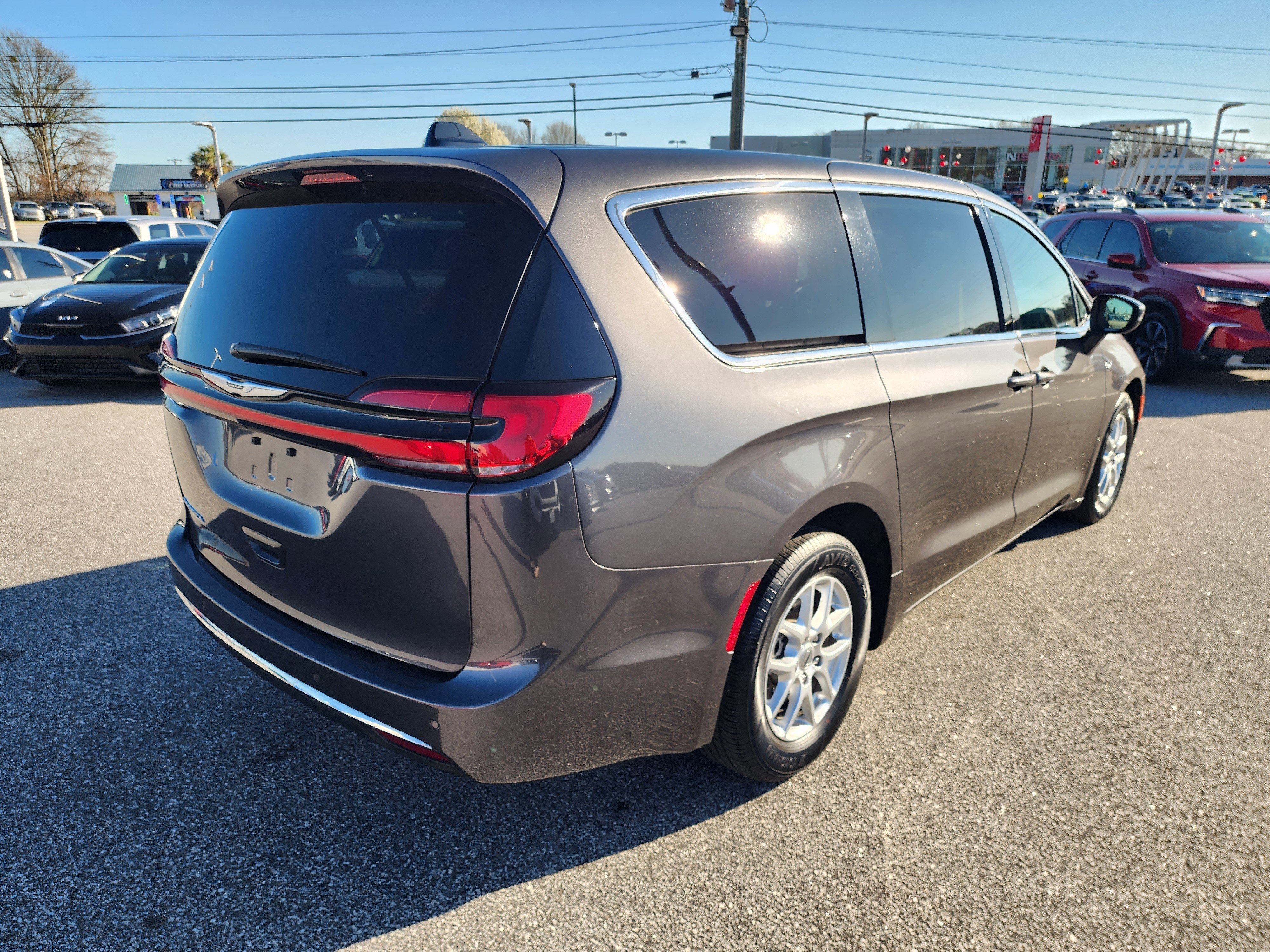 Used 2023 Chrysler Pacifica Touring-L image 4