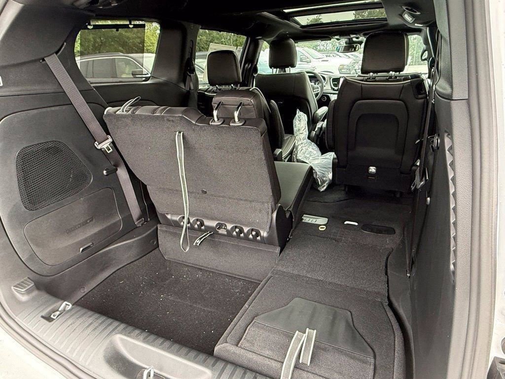 New 2027 Chrysler Pacifica Limited FWD image 9