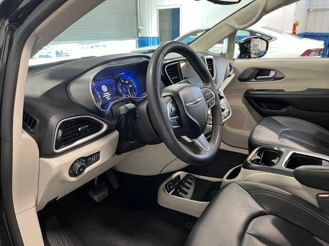 Used 2024 Chrysler Pacifica Touring-L FWD image 21