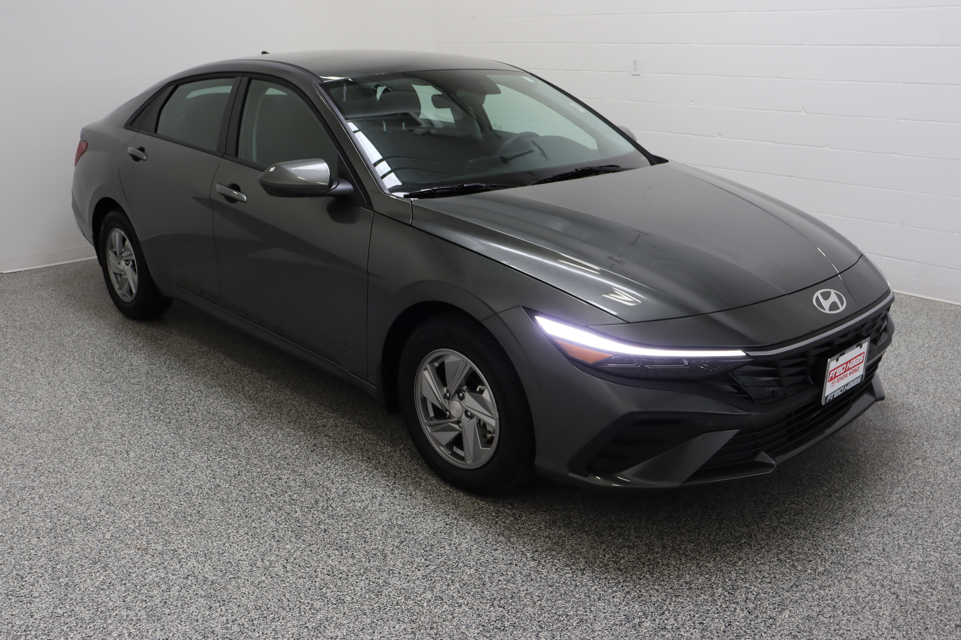Used 2025 Hyundai Elantra SE image 4