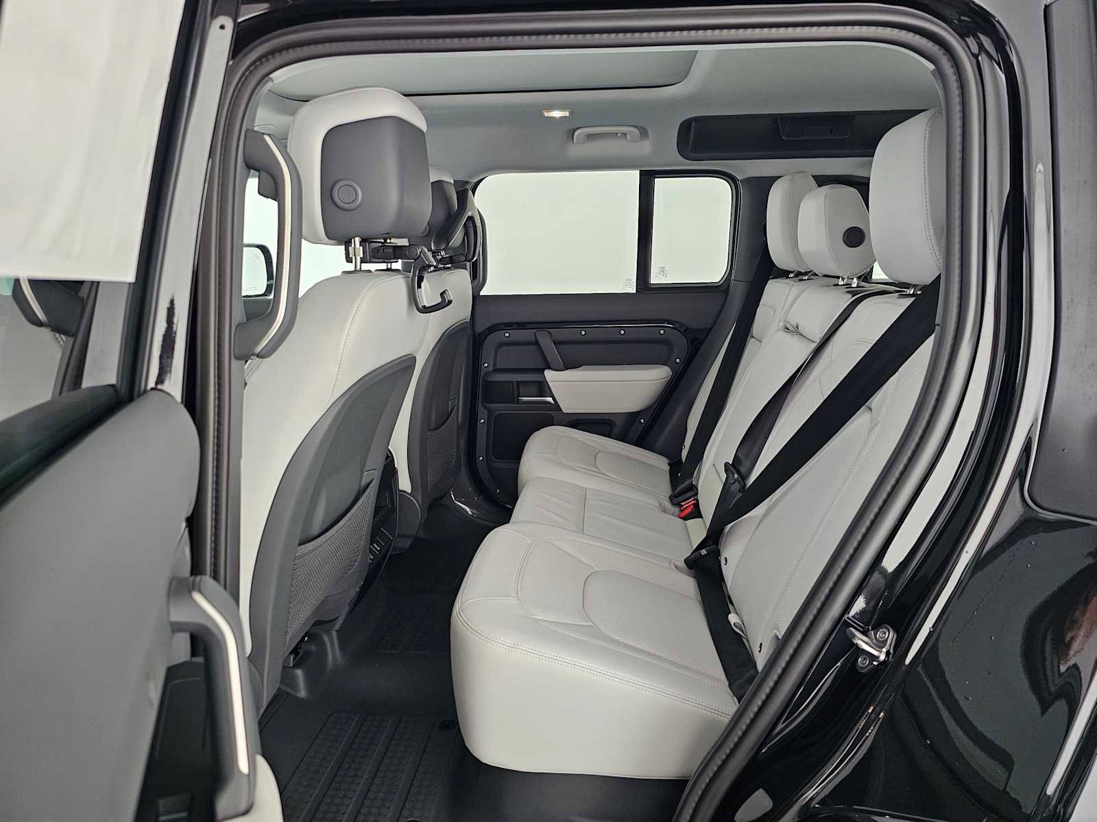 New 2026 Land Rover Defender 110 X-Dynamic SE image 16