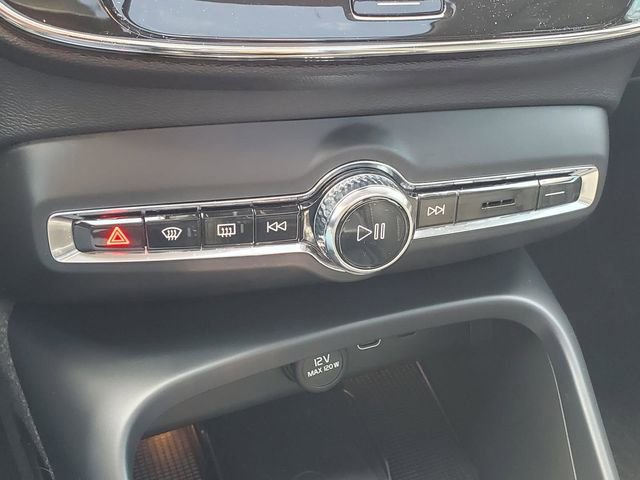 Certified 2024 Volvo XC40 B5 Plus w/ Protection Package Premier image 24