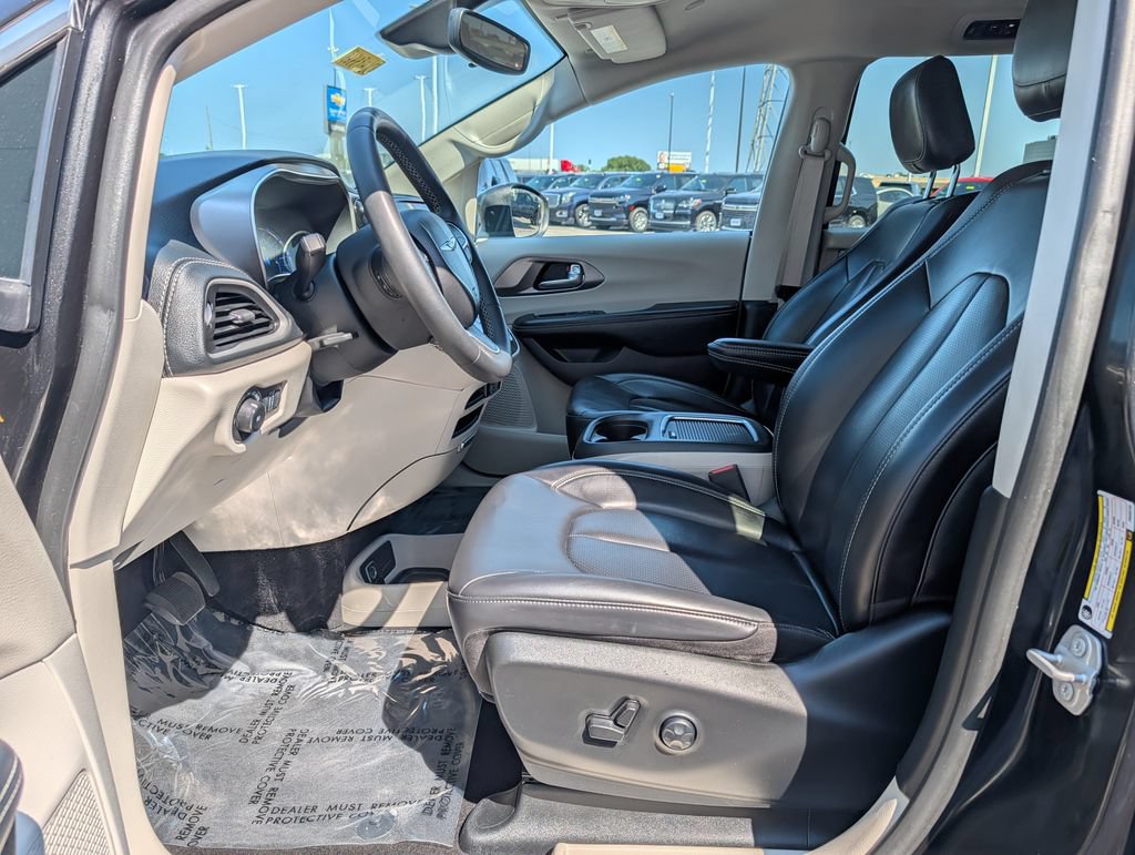 Used 2023 Chrysler Pacifica Touring-L FWD image 14