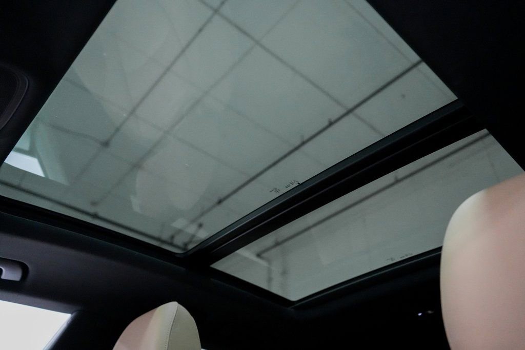 Used 2023 Audi Q8 Premium image 26