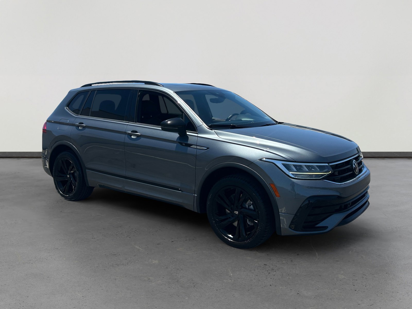 Used 2023 Volkswagen Tiguan SE R-Line FWD image 7