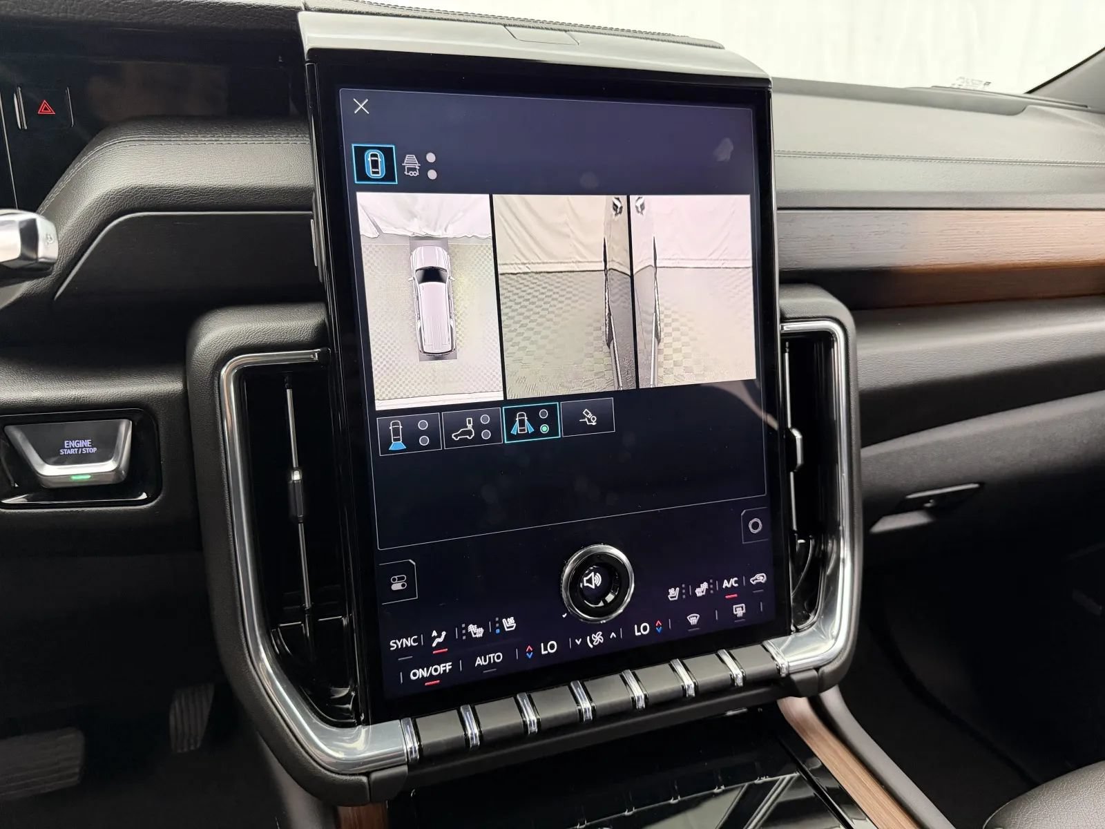 Used 2025 GMC Yukon XL Denali AWD/4WD image 28