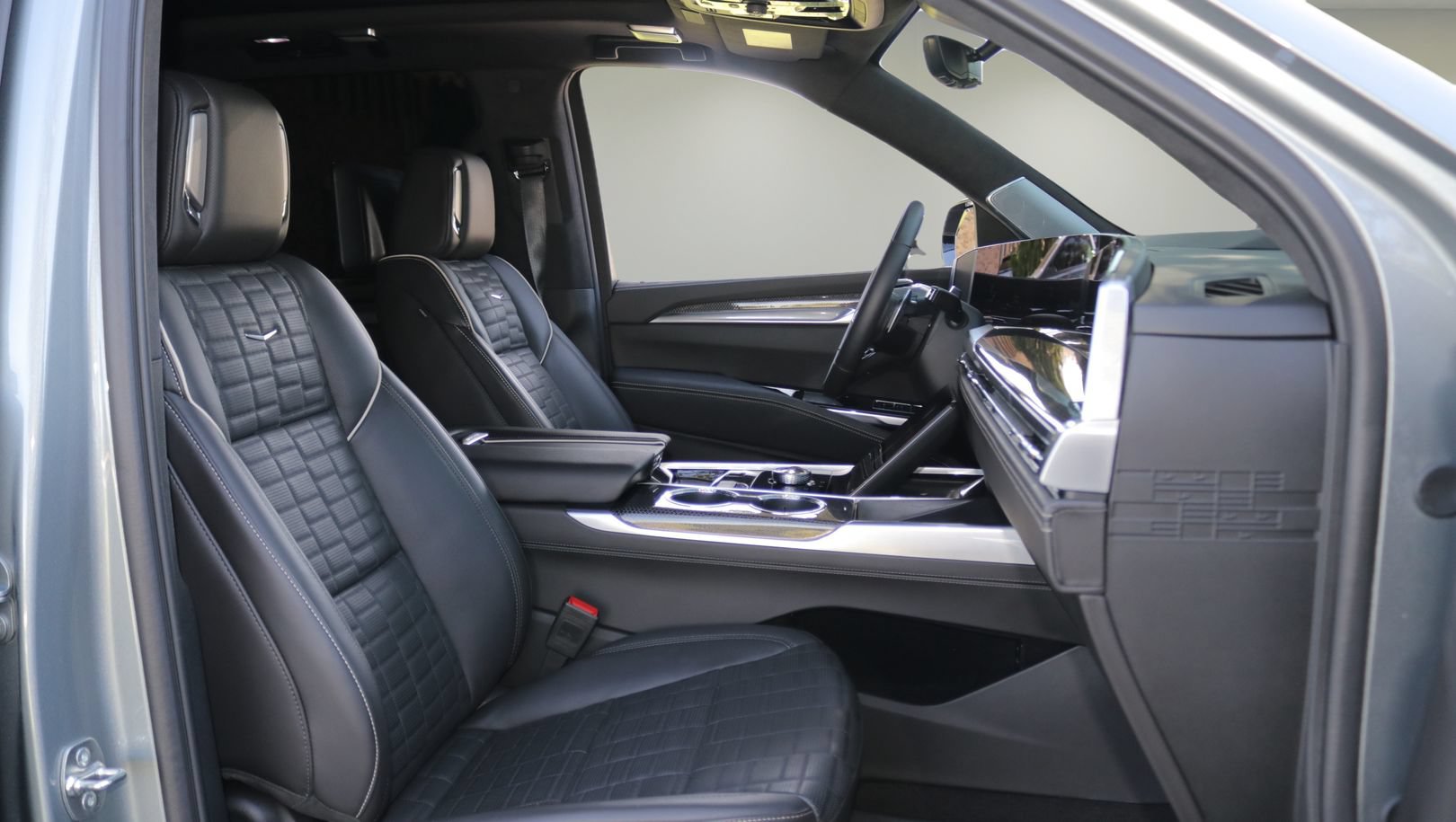 Certified 2025 Cadillac Escalade V w/ LPO, ONYX Package AWD/4WD image 18