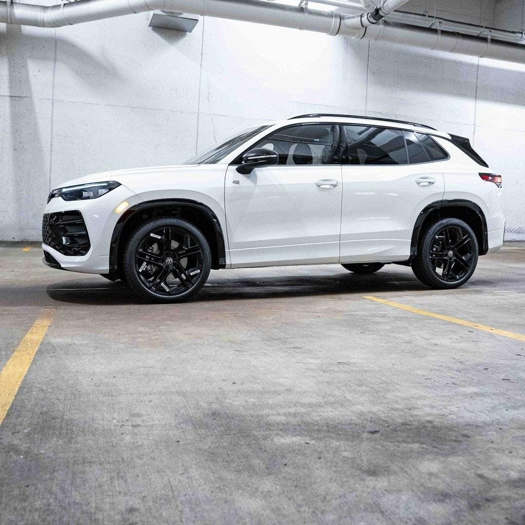 New 2026 Volkswagen Tiguan SE R-Line image 3