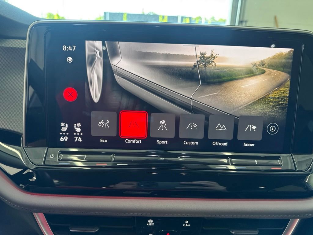 Certified 2025 Volkswagen Atlas Peak Edition SE AWD/4WD image 31