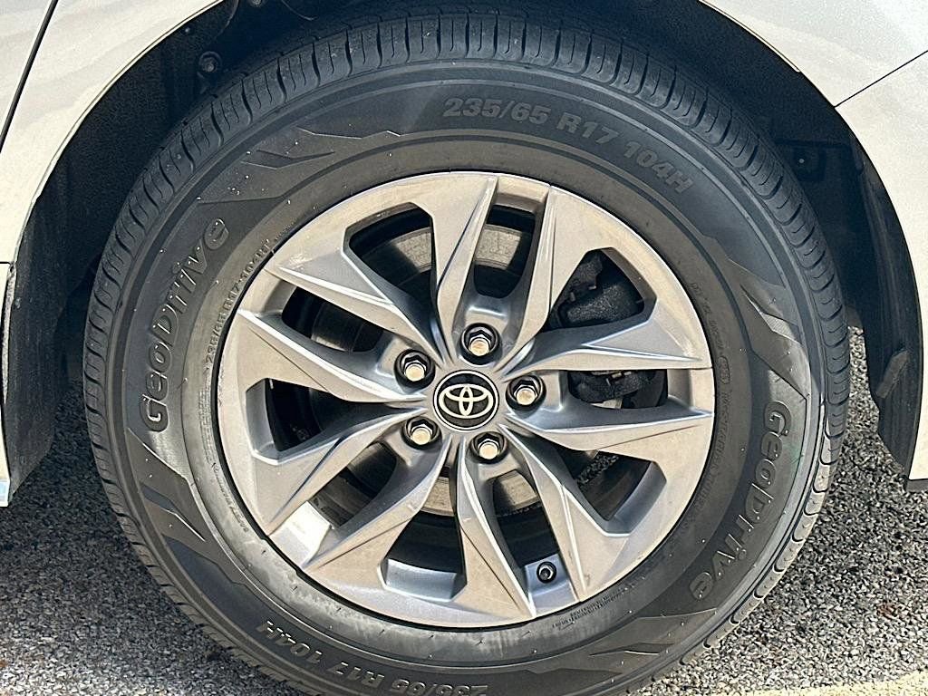 Certified 2022 Toyota Sienna XLE image 28