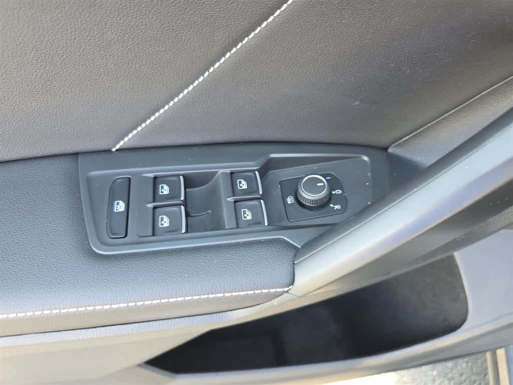 Used 2024 Volkswagen Tiguan SE w/ Panoramic Sunroof Package AWD/4WD image 17
