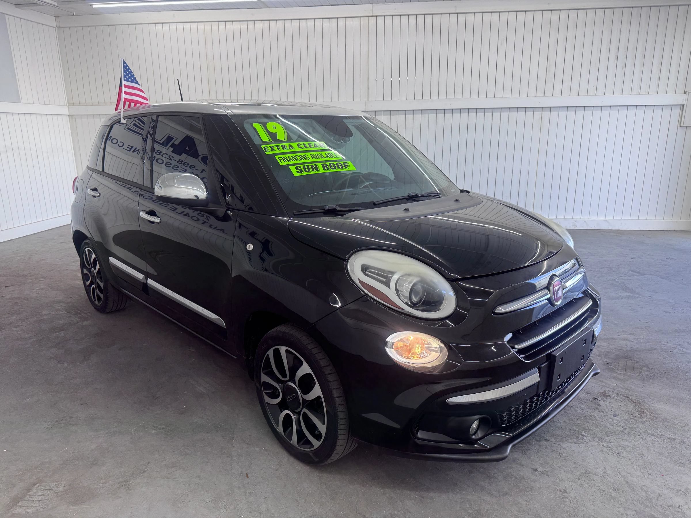 Used 2019 FIAT 500L Lounge w/ Graphite Edition FWD image 3