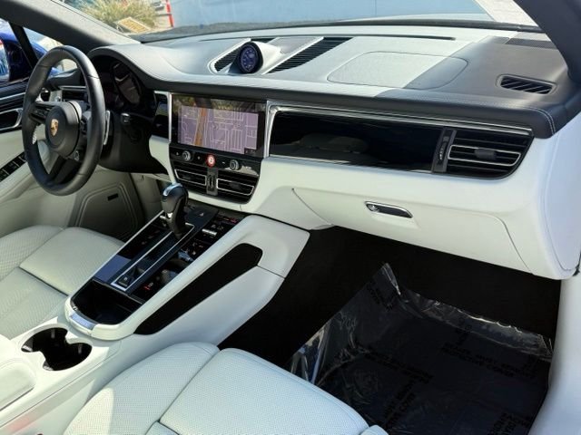 Used 2025 Porsche Macan AWD/4WD image 13