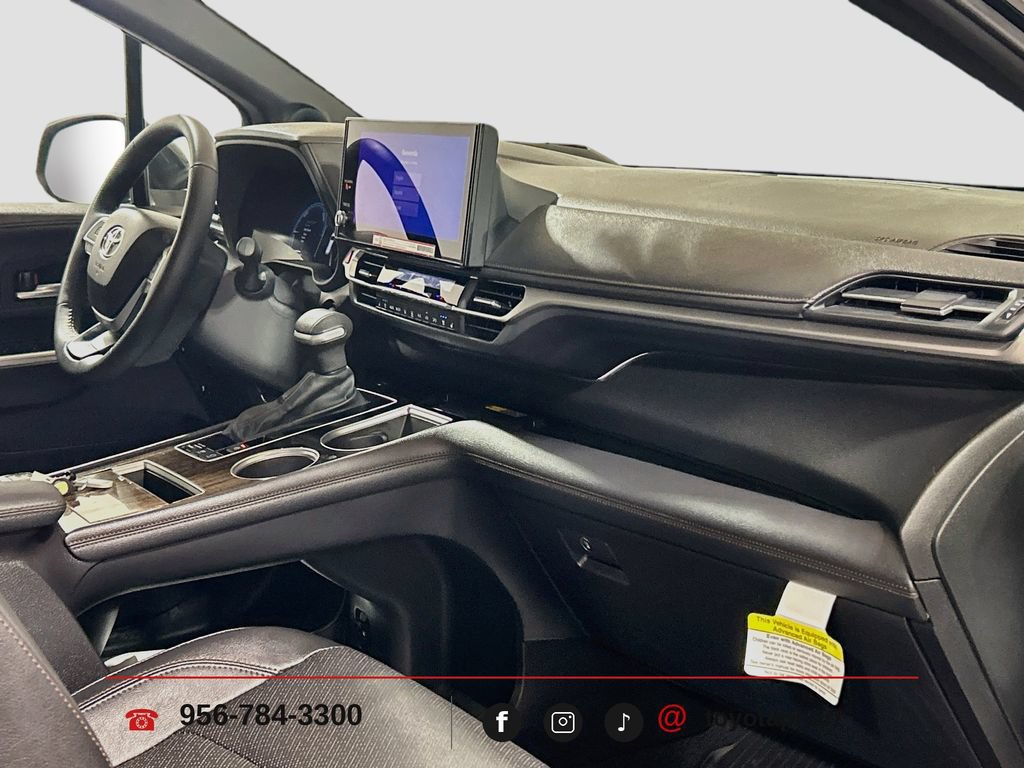 Used 2025 Toyota Sienna Platinum FWD image 31