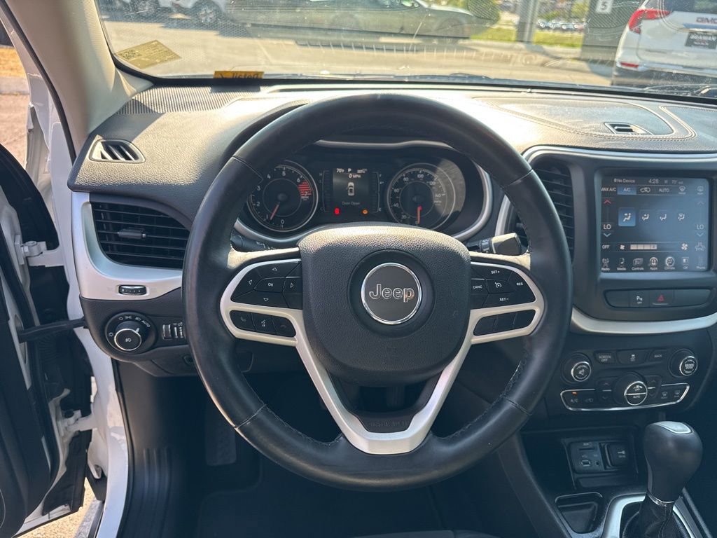 Used 2018 Jeep Cherokee Latitude Plus w/ Comfort/Convenience Group image 12