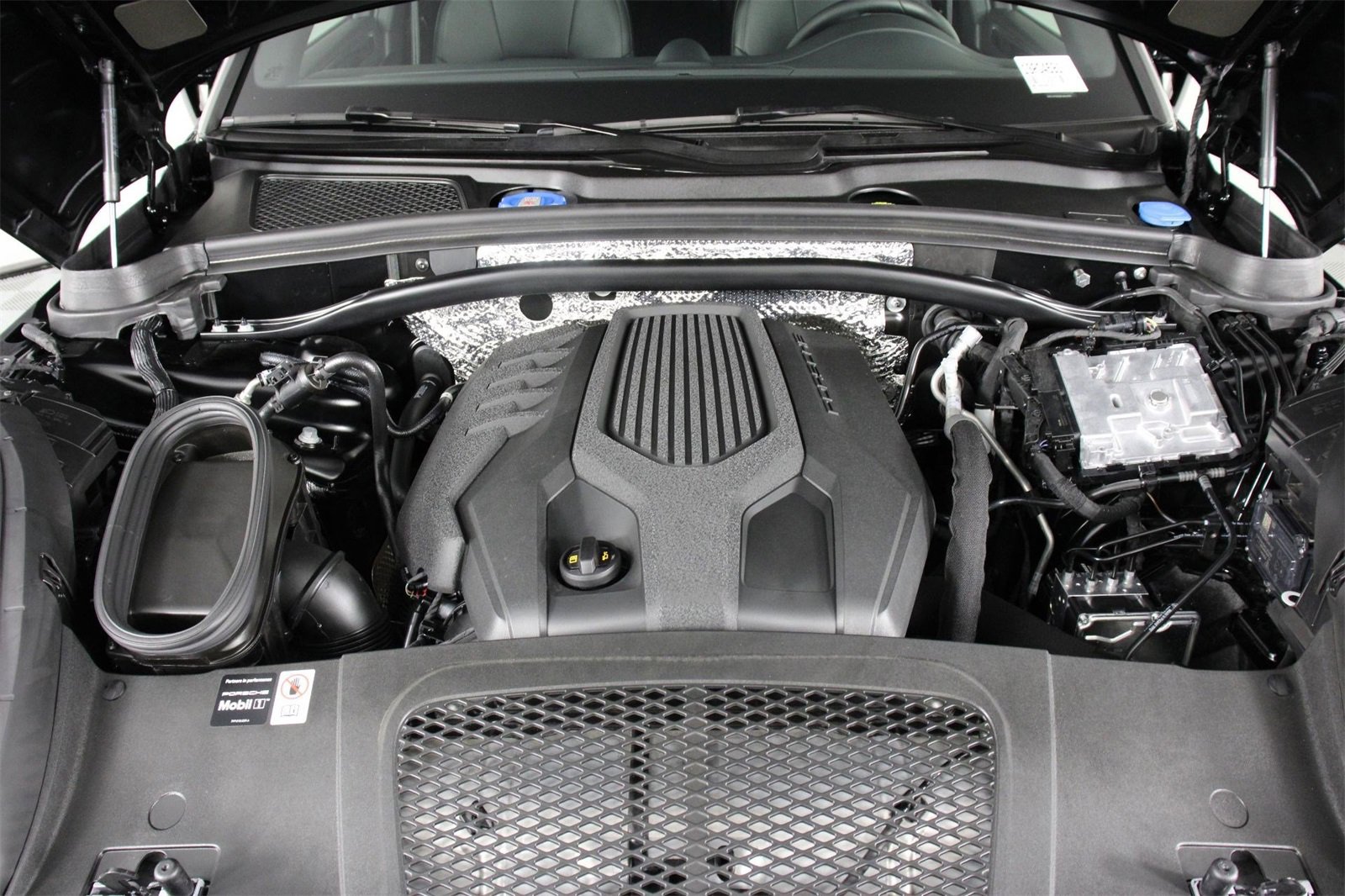 Used 2025 Porsche Macan image 26