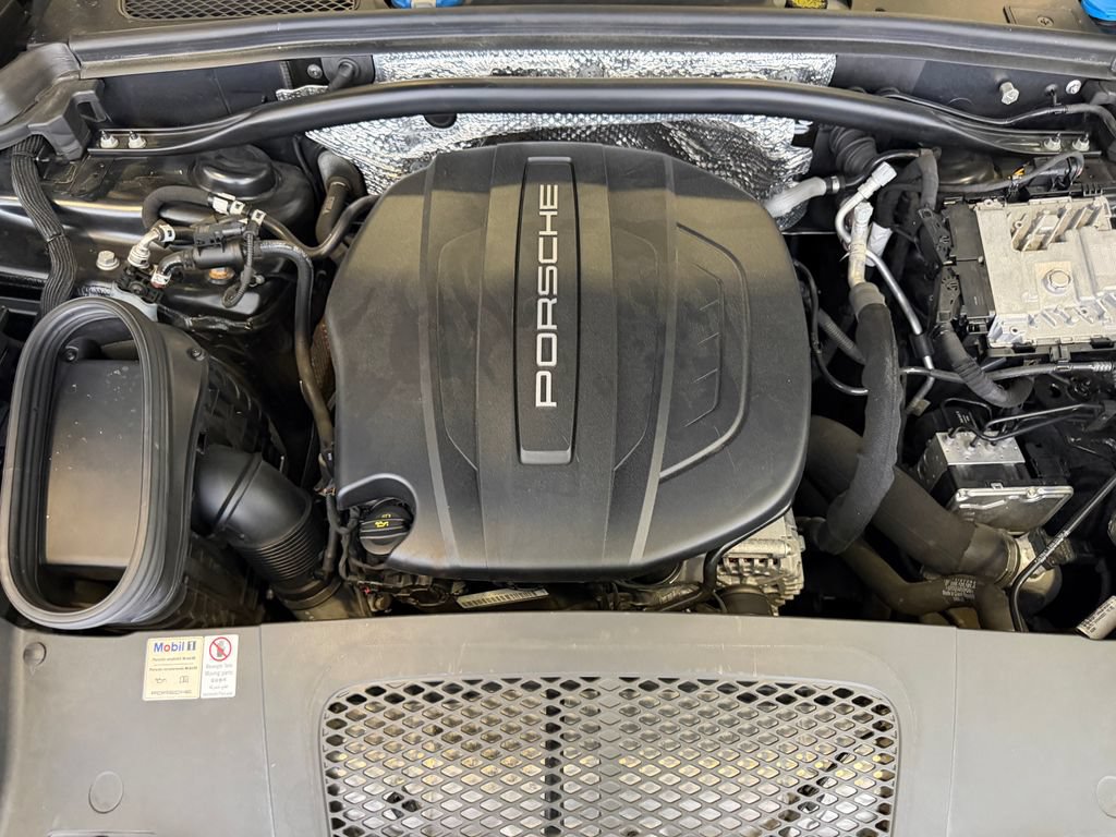 Certified 2021 Porsche Macan AWD/4WD image 27