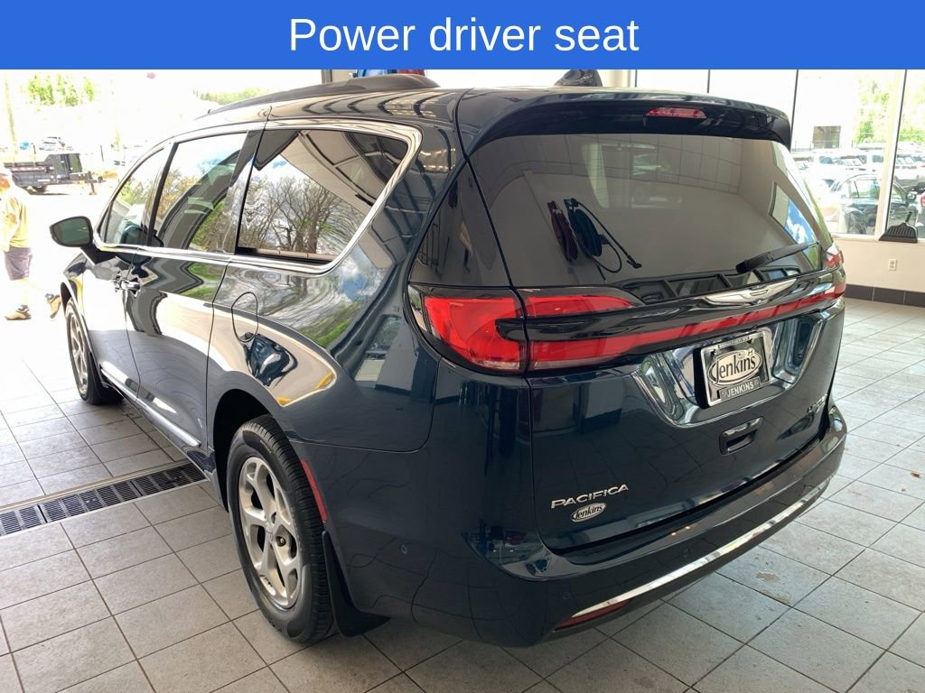 Used 2022 Chrysler Pacifica Limited w/ Uconnect Theater Family Group image 14