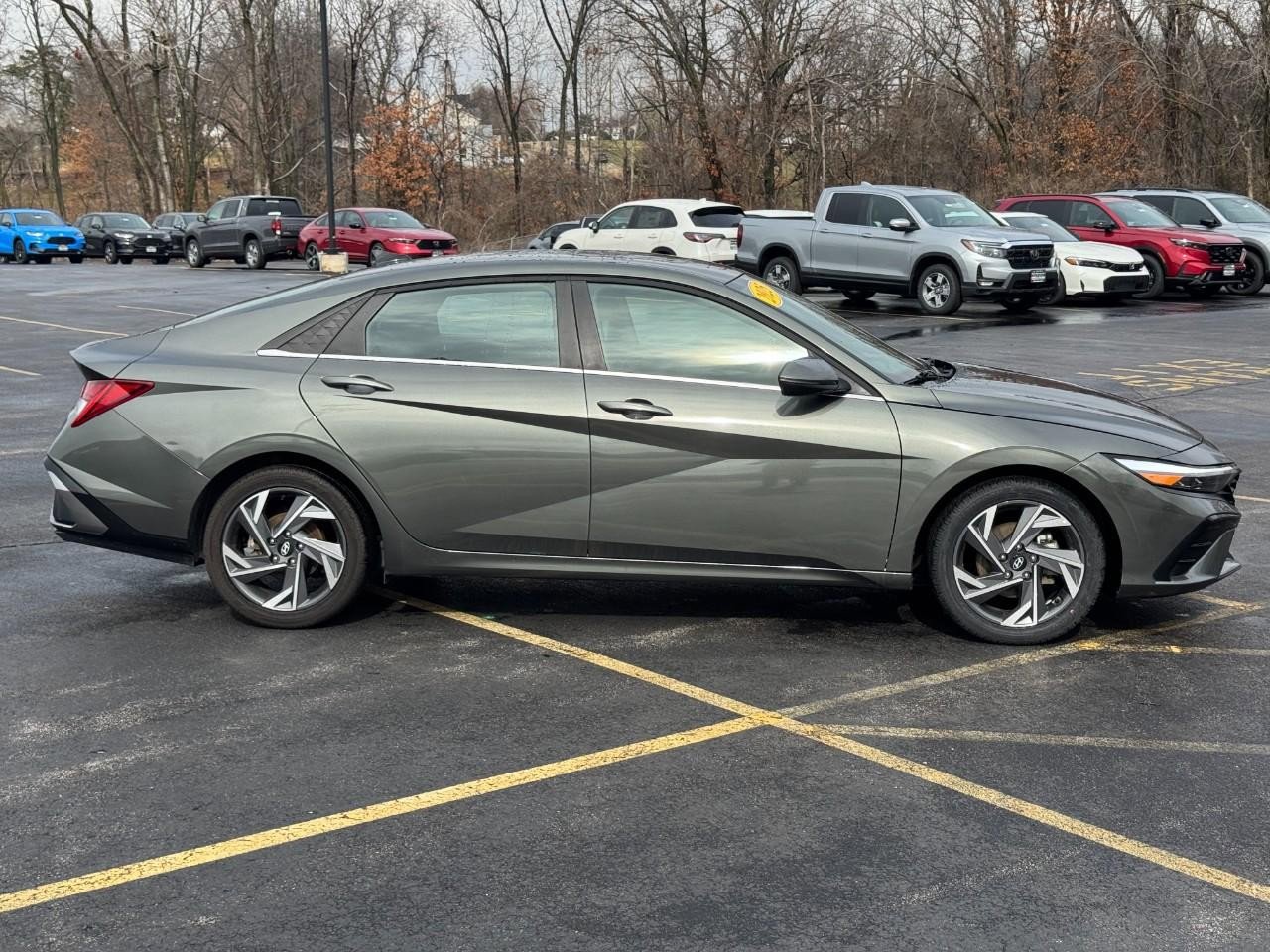 Used 2025 Hyundai Elantra Limited image 2