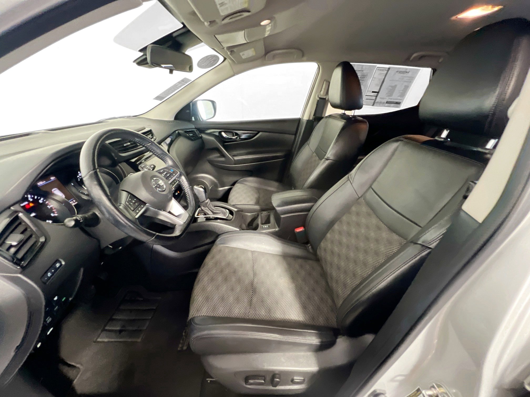 Used 2022 Nissan Rogue Sport SV w/ Technology Package image 14