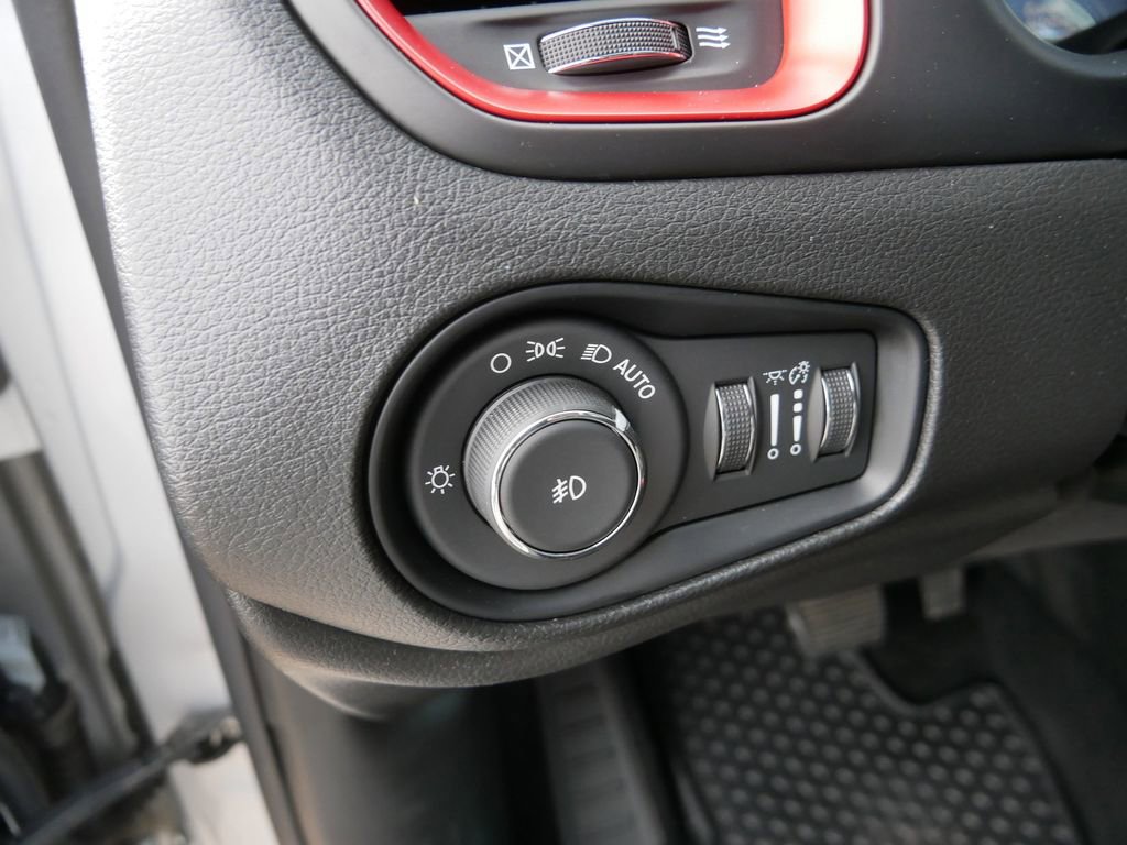 Used 2018 Jeep Renegade Trailhawk AWD/4WD image 14