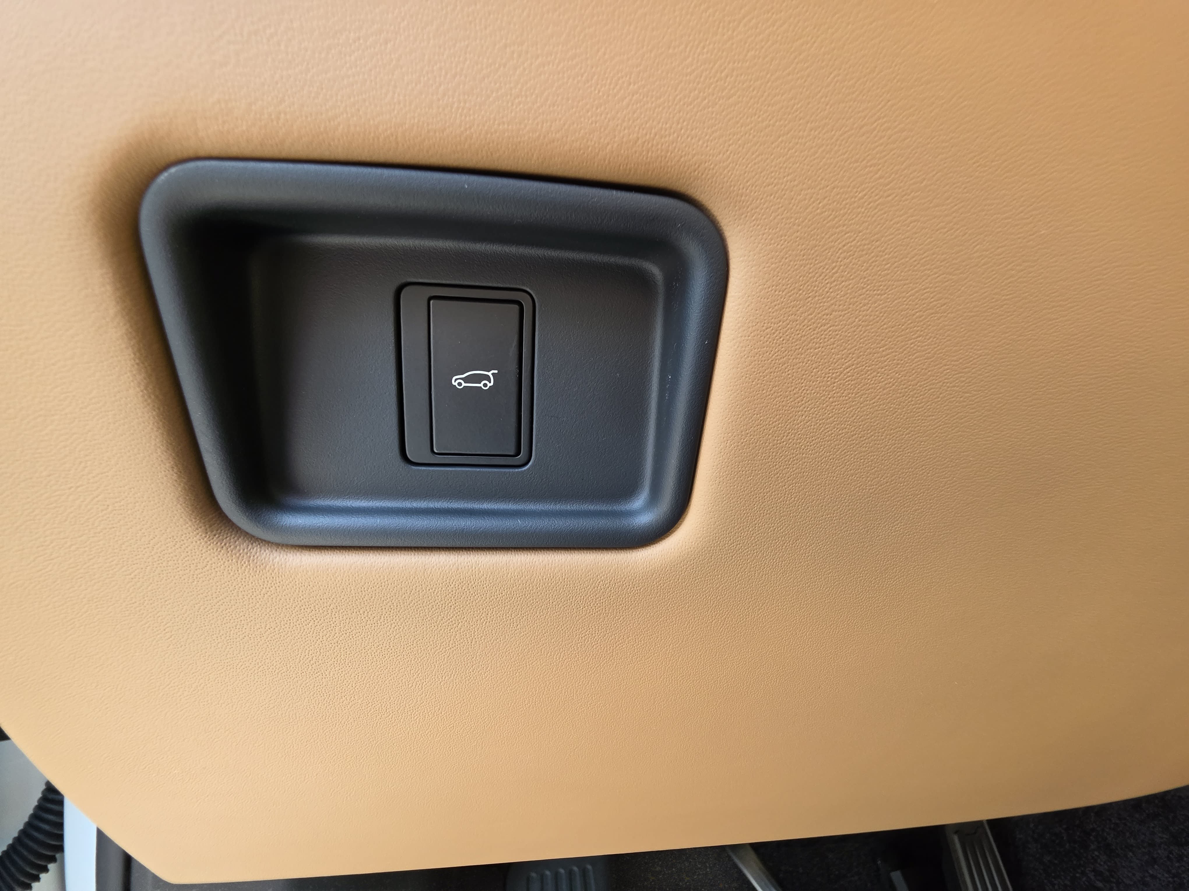 Certified 2025 Land Rover Range Rover SE AWD/4WD image 13