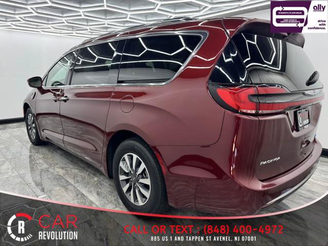 Used 2021 Chrysler Pacifica Touring-L FWD image 4