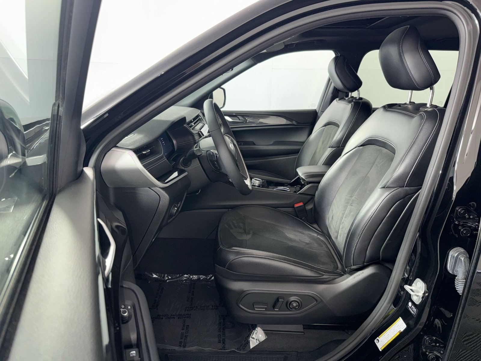 Used 2023 Jeep Grand Cherokee L Laredo image 13