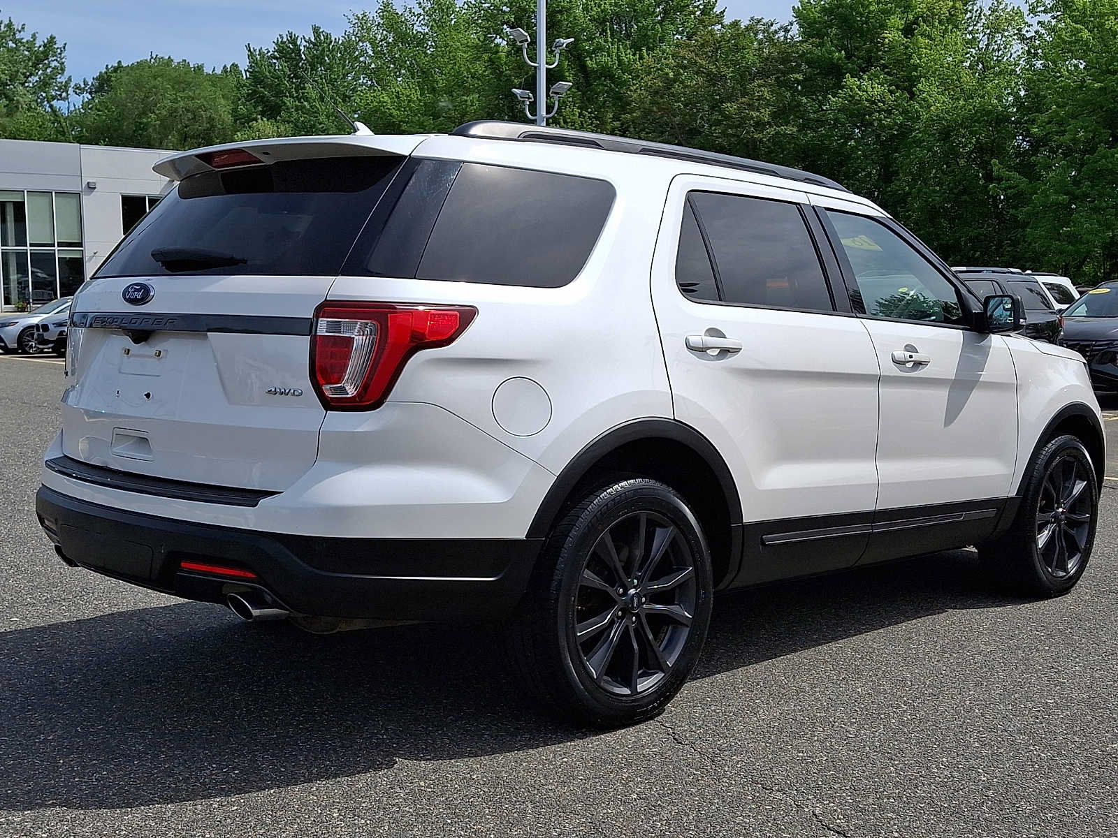 Used 2018 Ford Explorer XLT w/ Equipment Group 202A AWD/4WD image 6