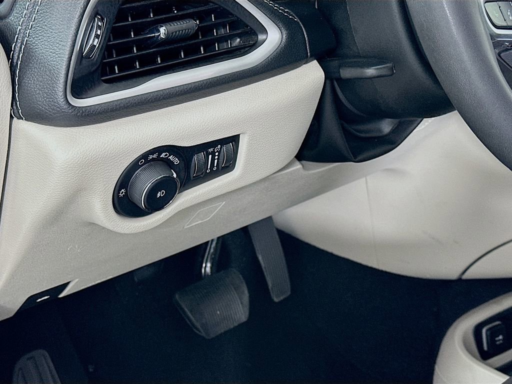 Used 2023 Chrysler Pacifica Touring-L image 10