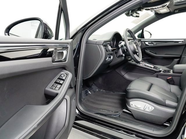 Certified 2025 Porsche Macan AWD/4WD image 5