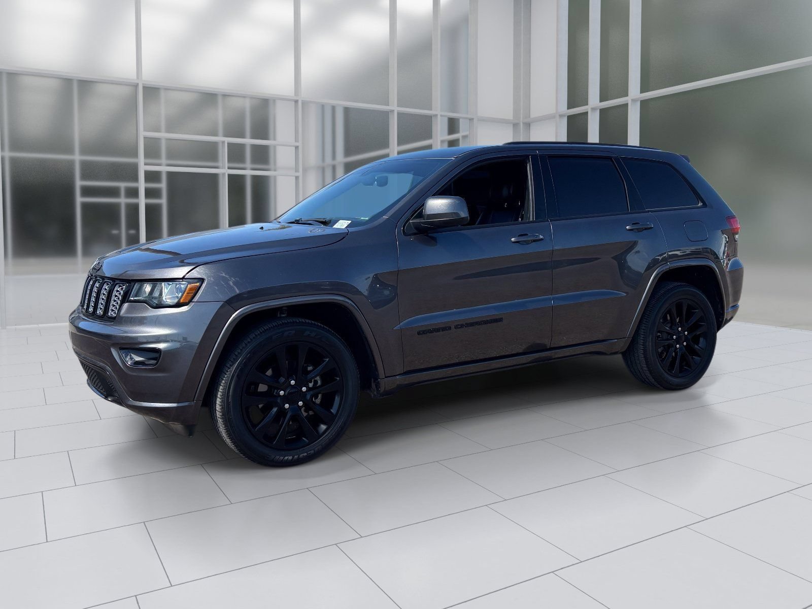 Used 2019 Jeep Grand Cherokee Altitude AWD/4WD image 2