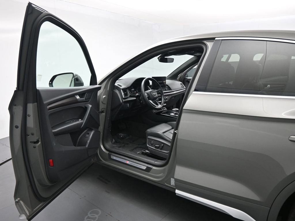 Used 2023 Audi Q5 2.0T Premium w/ Convenience Package image 9