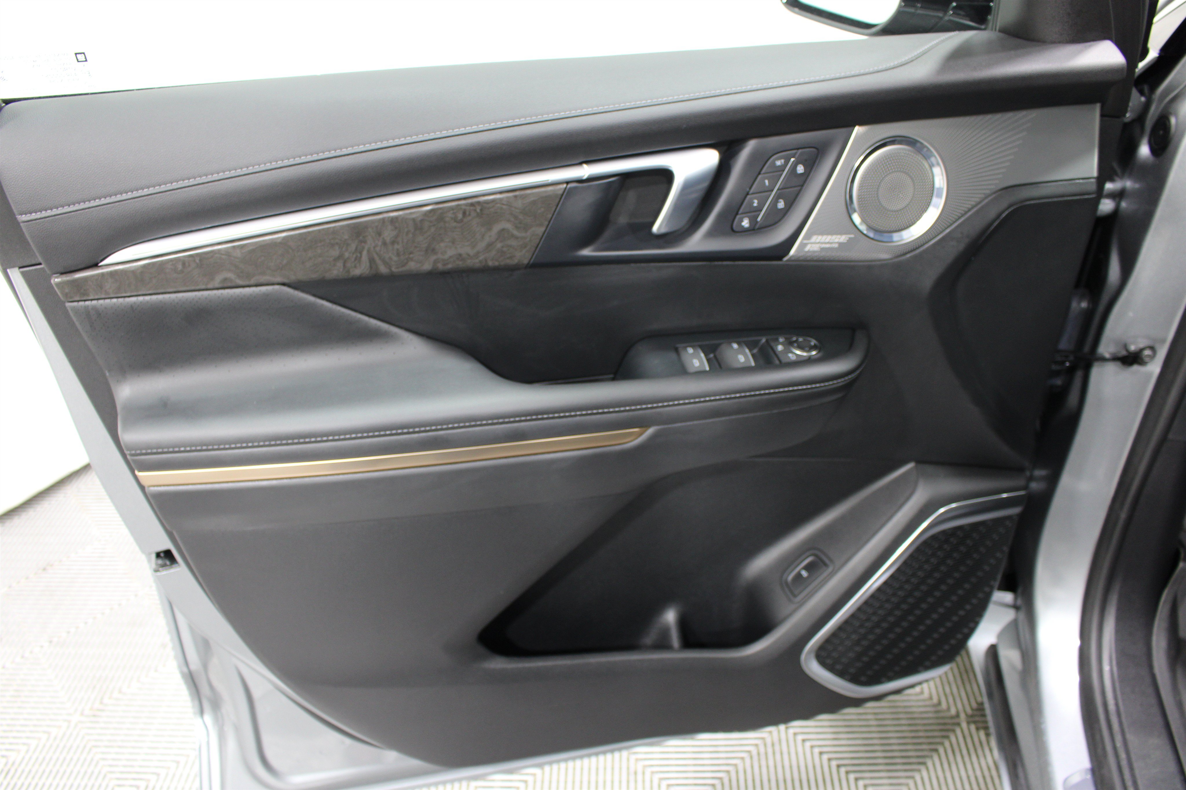 Used 2025 Buick Enclave Avenir AWD/4WD image 6